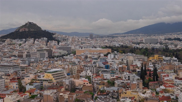 雅典城市天际线全景从山上的卫城-伯罗奔尼撒，希腊视频下载