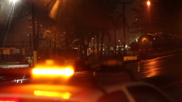 夜间挡风玻璃后的紧急汽车警报灯闪烁视频素材
