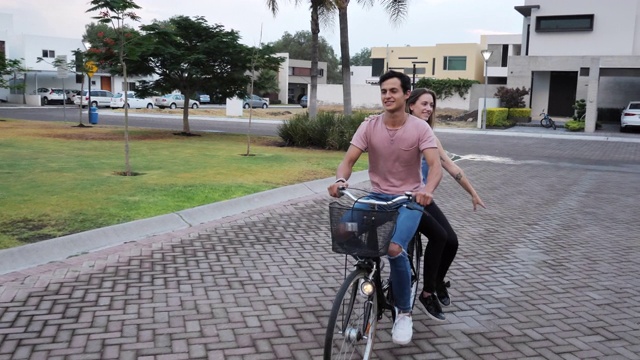 情侣骑自行车，分享情感视频下载