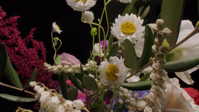多莉微距拍摄美丽的鲜花花束特写。视频素材