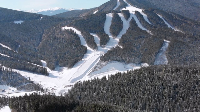 滑雪胜地的空中滑雪场与滑雪者和滑雪缆车。的雪山森林视频下载