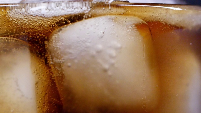 特写的一个冷可乐杯与冰块和气泡视频素材