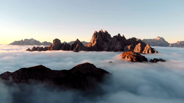 4K超高清航拍意大利阿尔卑斯白云石国家自然公园。落基山脉的山峰像浓雾一样。风景如画的黎明视频下载