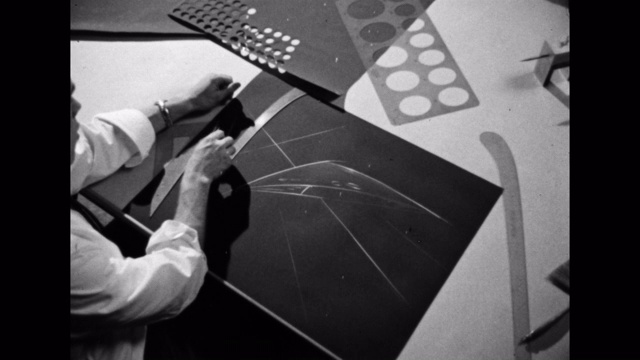 1960年代-放大镜头的工程师使用绘图工具绘制蓝图的轮廓在办公室视频下载