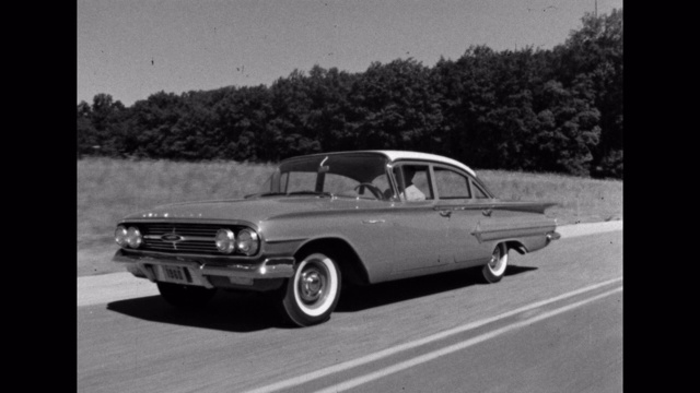 1960年的今天，雪佛兰汽车在乡村公路上行驶视频素材