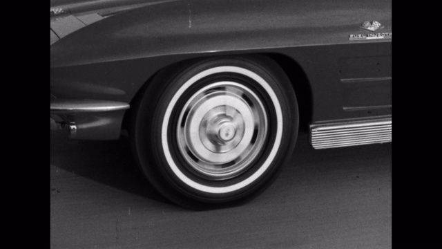 1960年的特写，前轮行驶在道路上视频素材
