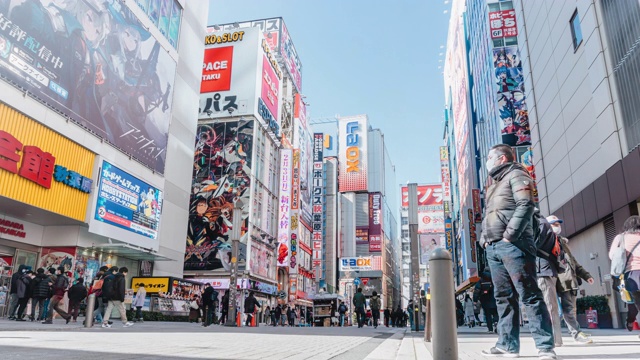 秋叶原延时4K。人们走在购物街上的一天，东京，日本视频下载