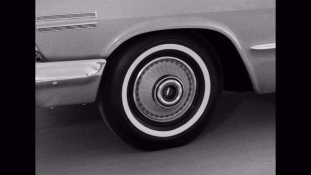 1960年的特写，前轮行驶在道路上视频素材