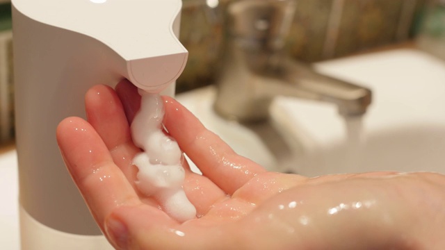 使用自动泡沫皂液器，洗手视频下载