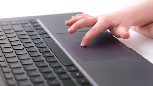 小孩的手按着笔记本电脑的按钮。数字教育。电脑技术，社交媒体和互联网，4k视频视频下载