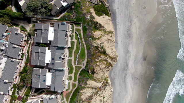 鸟瞰图公寓社区旁边的海滩和大海在南加州视频素材