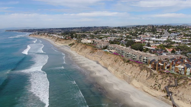 鸟瞰图的公寓社区旁边的海滩和大海在南加州视频素材
