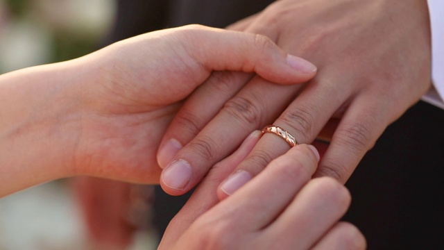 新娘和新郎在婚礼上交换结婚戒指。视频素材