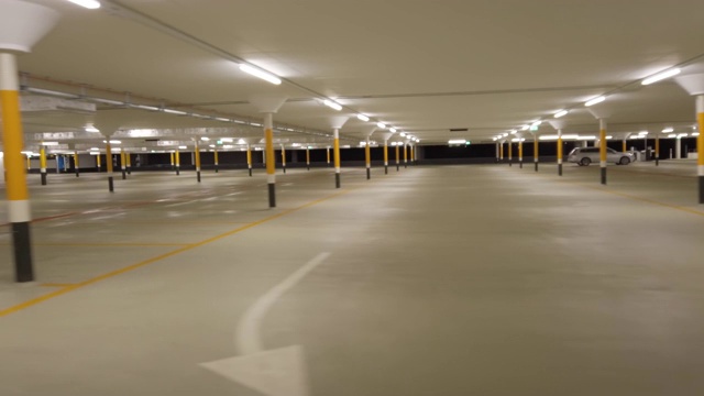 大型地下停车场，人工照明速度慢，大都空车视频素材