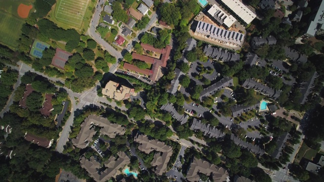 Atlanta Aerial v357垂直视图飞过Old Fourth Ward社区阳光明媚视频下载