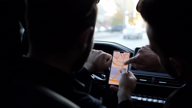 司机在车里用手机导航视频下载