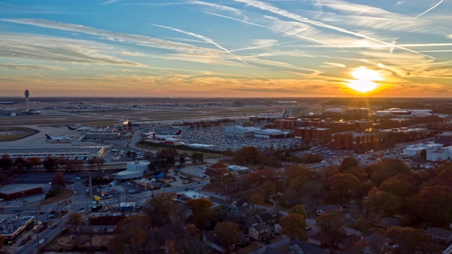 亚特兰大航空v491超高速飞行，日落时分，飞机沿着机场跑道飞行视频下载