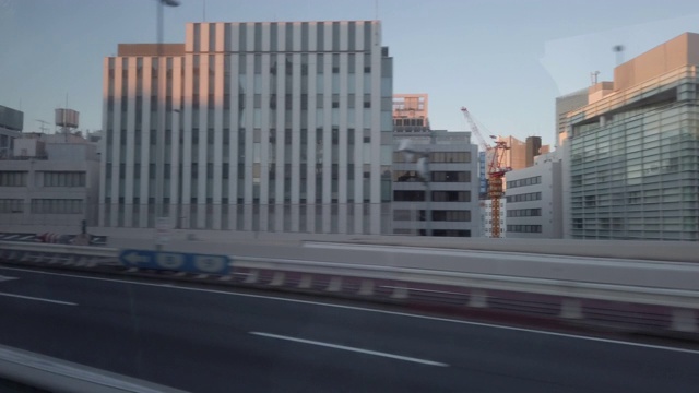 4K日出灯光从巴士上俯瞰东京城市公路视频素材