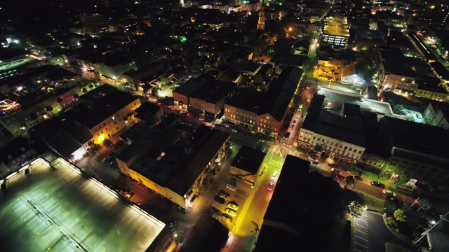 南卡罗来纳查尔斯顿鸟眼航拍夜景低向后在法国区视频素材
