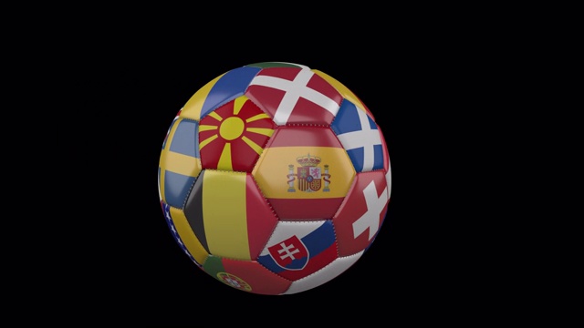 欧洲2的旗帜在缓慢飞行的足球透明背景，阿尔法频道视频素材