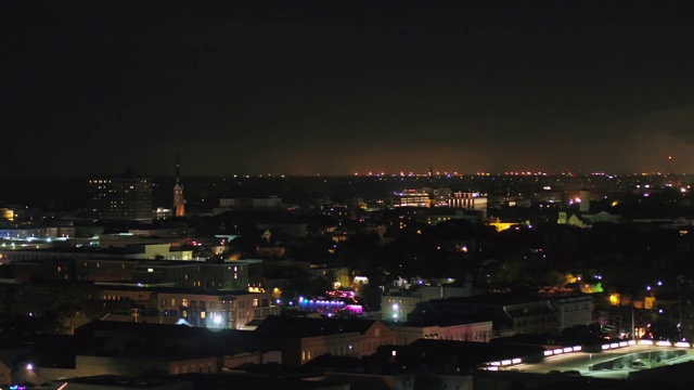查尔斯顿南卡罗来纳航空v8鸟眼夜景低在法国区看周围的天际线视频素材