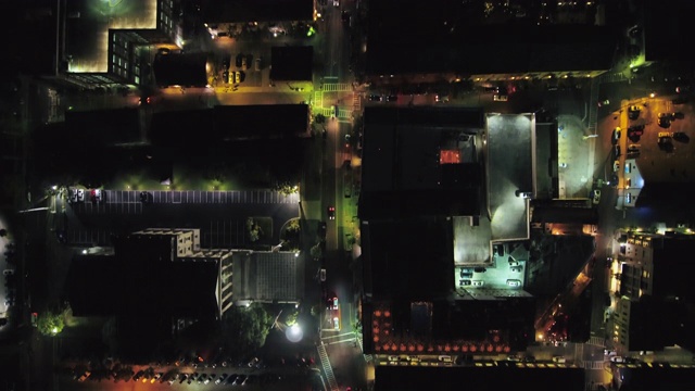 南卡罗来纳查尔斯顿航拍v5法国区上空垂直低空夜景视频素材
