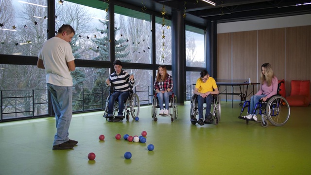 一群残疾人在玩地滚球视频素材
