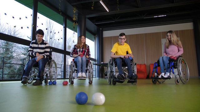 残疾人坐在轮椅上玩地滚球视频素材