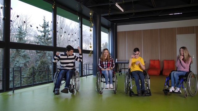残疾人运动员在体育馆里玩地滚球视频素材