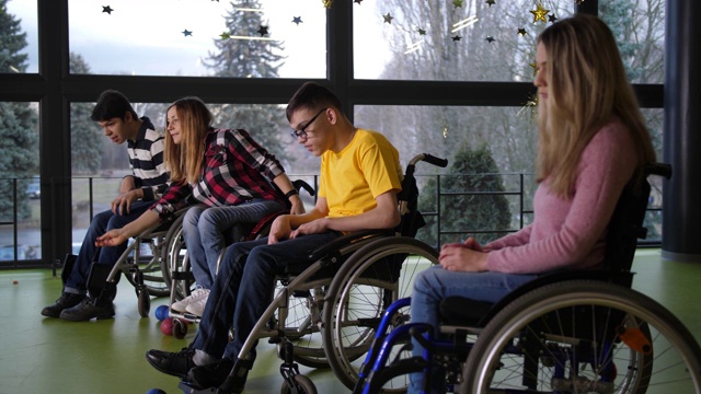 快乐的残疾人在室内玩地滚球游戏视频素材