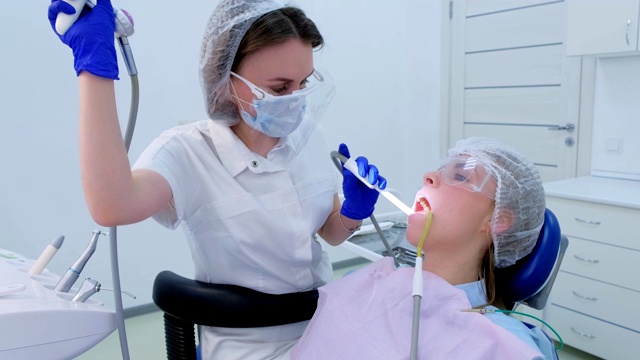 牙科保健师用超声波清洗液给女性倒水。视频素材