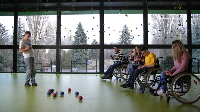 两支残疾人队在室内打地滚球视频素材