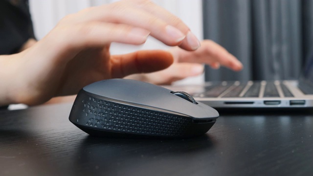 黑色电脑无线鼠标的特写。用鼠标在笔记本电脑上工作的女人，特写。成功的经营理念视频下载