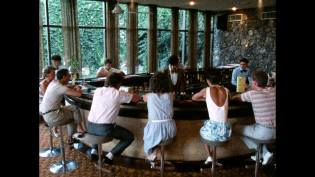 调酒师在酒店酒吧制作鸡尾酒;1986视频下载
