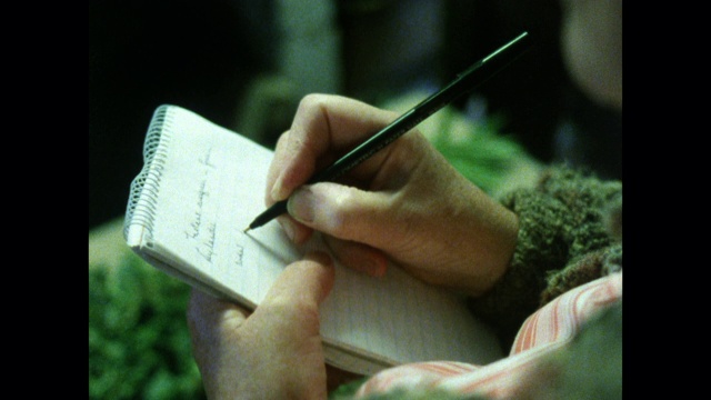 女性用圆珠笔在记事本上书写;1986视频素材
