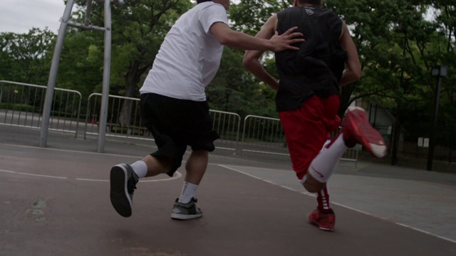 在篮球场上的年轻人，日本视频素材