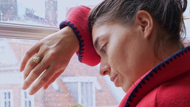 下雨天，窗边沉思的女人视频素材
