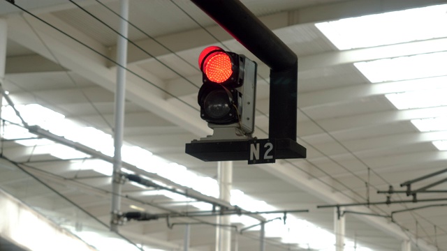 铁路交通信号灯红灯的特写。4 k视频素材