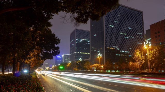 黄昏时分，照亮了成都市内著名的办公大楼、交通街道，时光流逝的4k中国全景视频下载