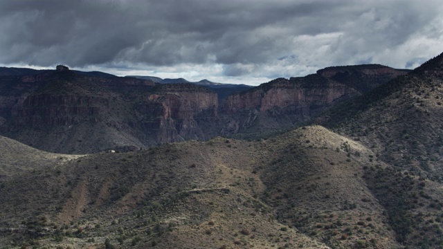 陡峭的悬崖和灌木覆盖的斜坡在盐河峡谷视频下载