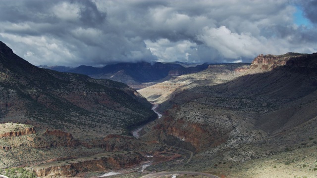 盐河流经戏剧性的峡谷视频素材