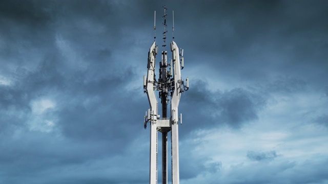 移动通信和互联网的中继器，GPS，手机，3G, 4G和5G通信塔与移动云，风暴的时间流逝。4 k循环视频下载