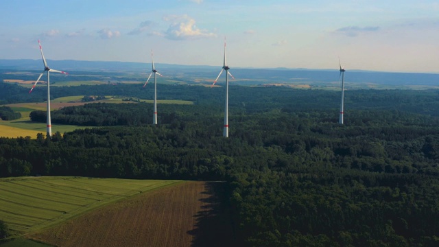鸟瞰图风力涡轮机靠近Berlichingen在德国。视频素材