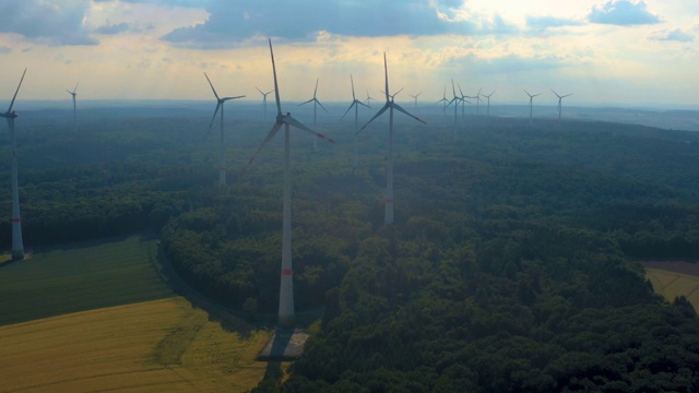 鸟瞰图风力涡轮机靠近Berlichingen在德国。视频素材