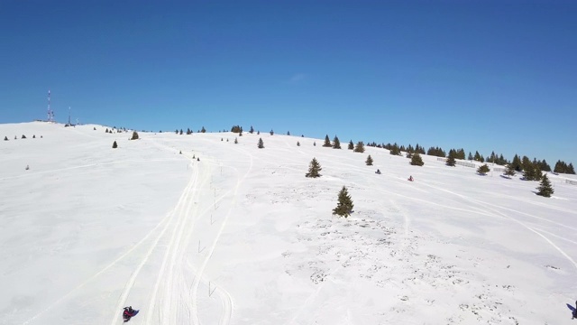 雪地上的山视频下载