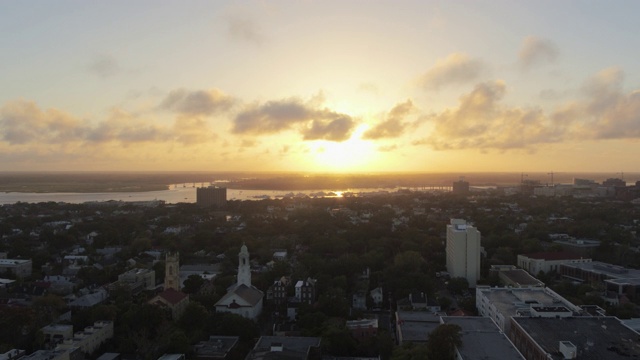 查尔斯顿南卡罗来纳航空v133城市景观视图飞向港口视频下载