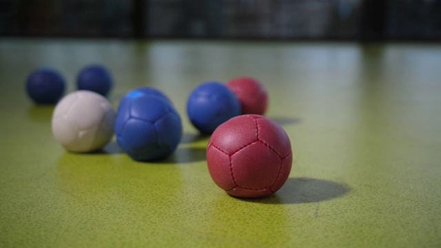 彩色地滚球在地板表面上的比赛视频素材