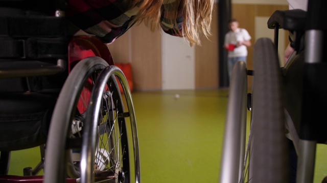 坐轮椅投球的地滚球运动员的手视频素材