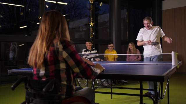 快乐的残疾人在室内打乒乓球视频素材