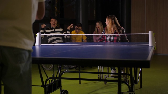 乒乓球比赛中的残疾运动员视频素材